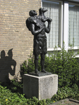 905563 Afbeelding van het bronzen beeldhouwwerk 'De Goede Herder' van Marius van Beek (1921-2003) uit 1966, in 2003 ...